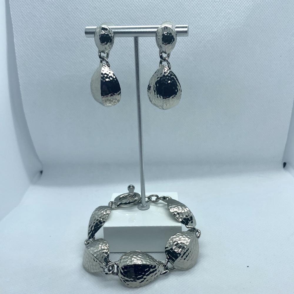 AVON 2 Piece Set Bracelet & Earrings